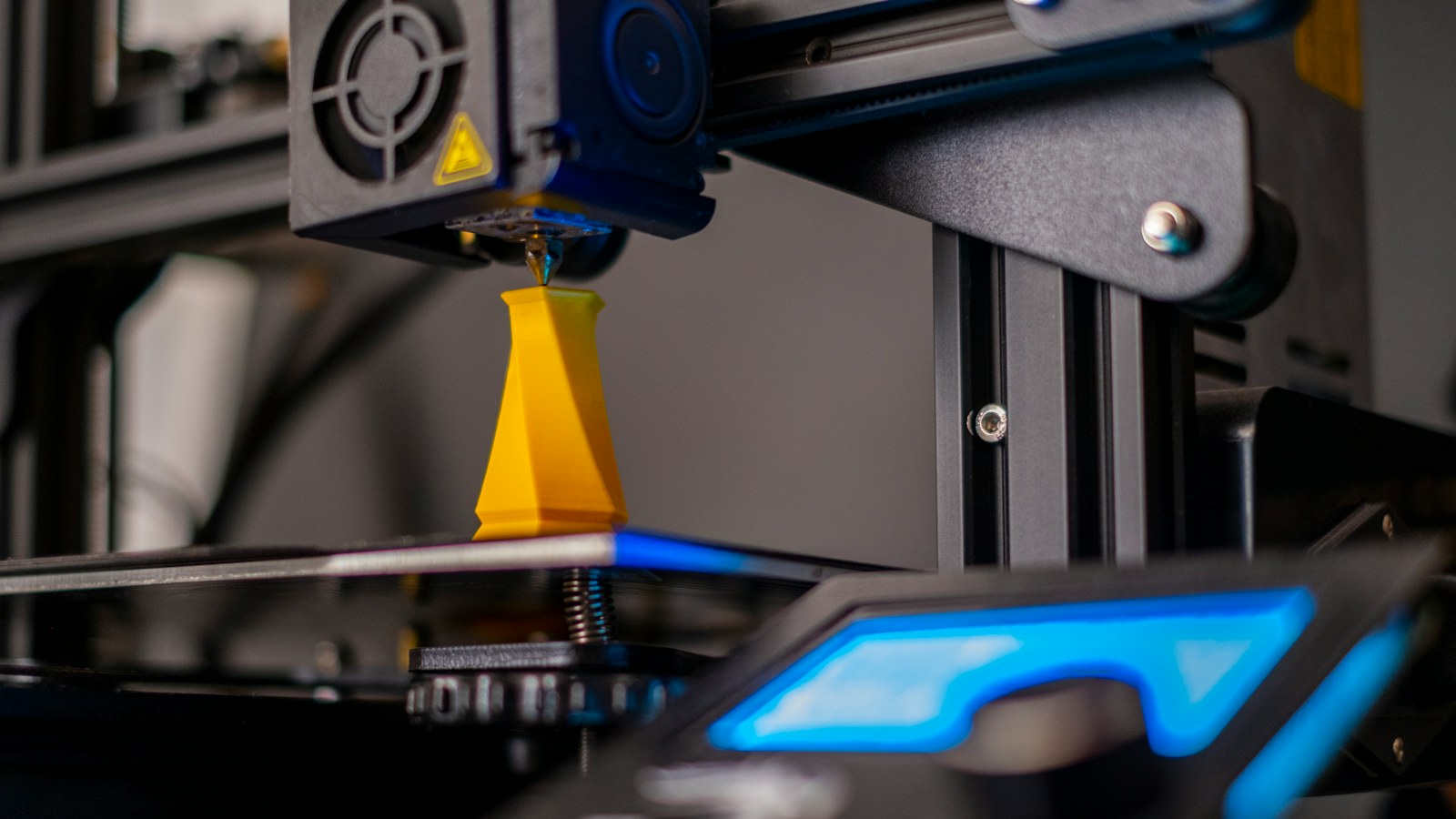 3D printer producing a part through additive manufacturing