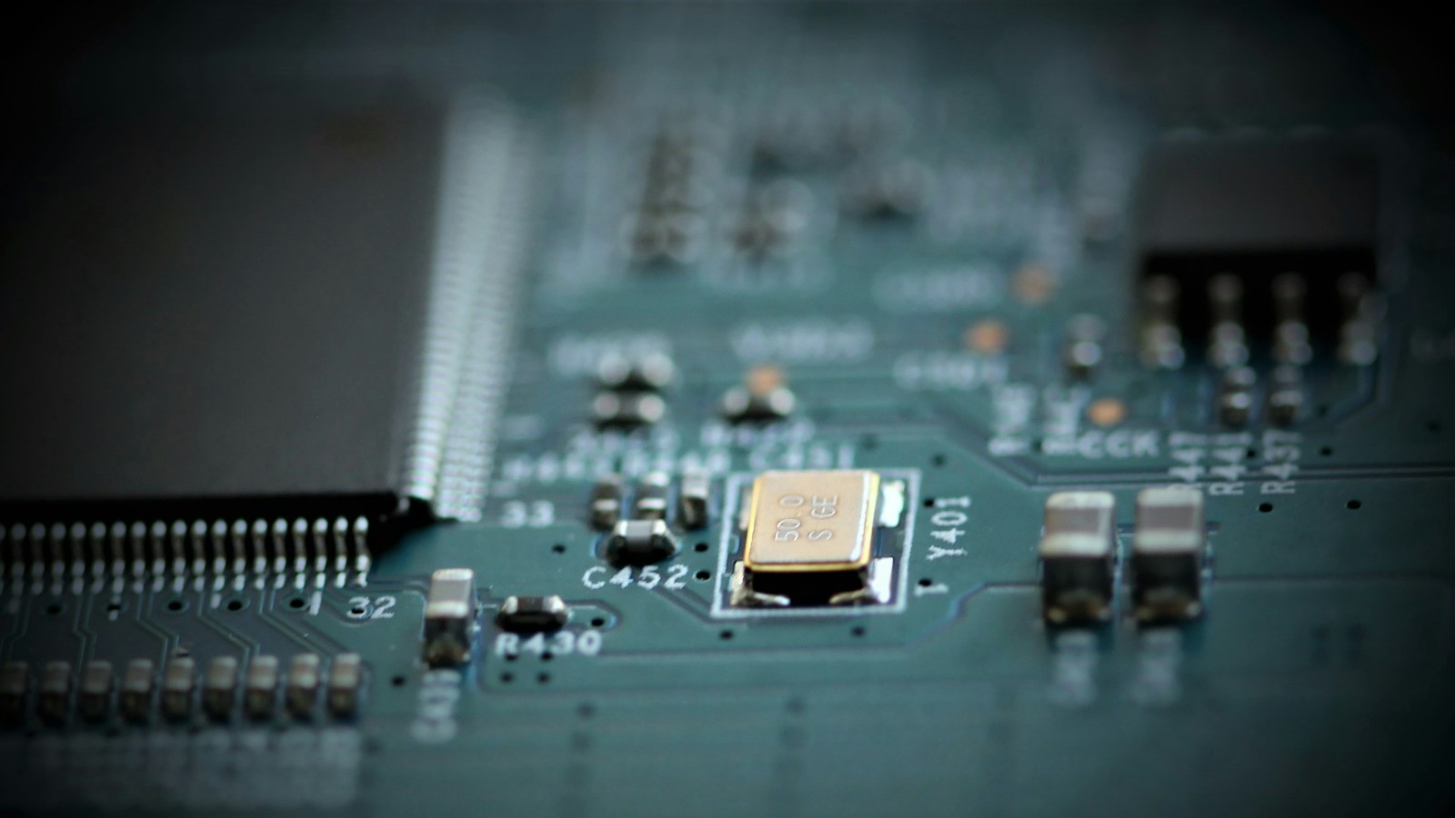 Electronic circuit board with connected components